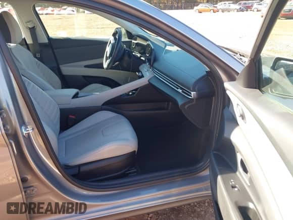 2025 Hyundai Elantra Limited z VIN KMHLP4DG8SU892402, wystawiony jako IAAI lot #43599758 z przebiegiem 16 587 mil mil oraz . Historia ofert i sprzedaży dostępna na DreamBid. Obrazek 5.