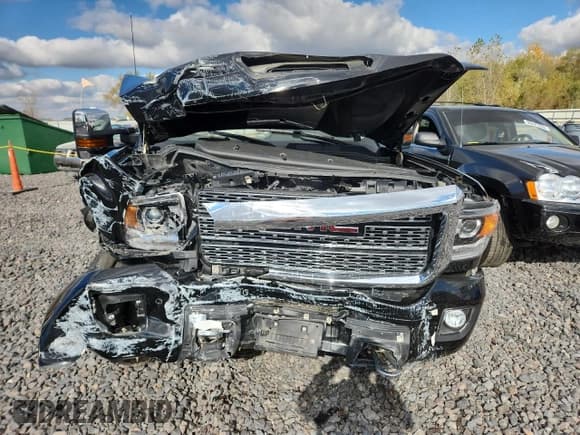 ✅ 2018 GMC Sierra 2500HD Denali • VIN: 1GT12UEY8JF122270 • Lot: 90699985. Wystawiony na Copart z przebiegiem Nie podano. Bezpłatny archiwum sprzedaży aukcyjnych z USA i szczegółowy raport historii pojazdu na DreamBid. Zdjęcie 5.