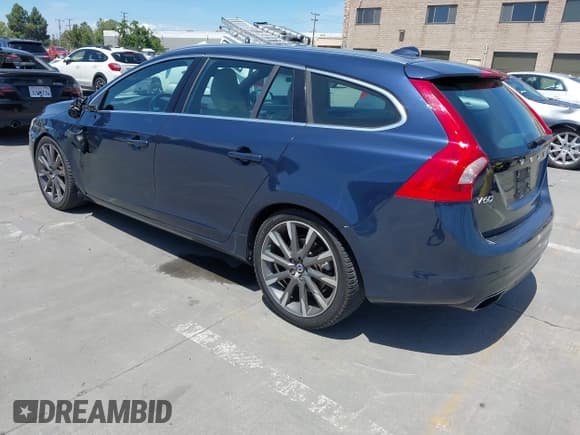 ✅ 2015 Volvo V60 T5 Drive-E Premier • VIN: YV140MEKXF1252046 • Lot: 42254682. Wystawiony na IAAI z przebiegiem 90 666 mil. Bezpłatny archiwum sprzedaży aukcyjnych z USA i szczegółowy raport historii pojazdu na DreamBid. Zdjęcie 3.