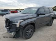 ✅ 2023 Toyota Sequoia SR5 • VIN: 7SVAAABA9PX010191 • Лот: 77282383. Опубликован ранее на Copart с пробегом 9 923 миль. Бесплатный доступ к архиву аукционных продаж из США и подробный отчёт об истории автомобиля на DreamBid. Изображение 1.