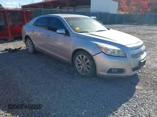 2013 Chevrolet Malibu LT z VIN 1G11E5SA7DF343876, wystawiony jako IAAI lot #43504028 z przebiegiem 130 710 mil mil oraz . Historia ofert i sprzedaży dostępna na DreamBid. Obrazek 1.