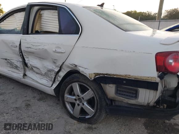 ✅ 2008 Volkswagen Jetta SE • VIN: 3VWRM71K18M175433 • Lot: 42131607. Listed on IAAI with 218,338 mi. Free auction sales archive from the USA and detailed vehicle history report at DreamBid. Image 6.