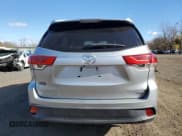 ✅ 2018 Toyota Highlander LE • VIN: 5TDBZRFH9JS874894 • Lot: 92999305. Wystawiony na Copart z przebiegiem 73 491 mil. Bezpłatny archiwum sprzedaży aukcyjnych z USA i szczegółowy raport historii pojazdu na DreamBid. Zdjęcie 6.