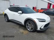 ✅ 2023 Genesis GV60 Performance • VIN: KMUKEDTB7PU011642 • Lot: 42559769. Wystawiony na IAAI z przebiegiem 12 903 mil. Bezpłatny archiwum sprzedaży aukcyjnych z USA i szczegółowy raport historii pojazdu na DreamBid. Zdjęcie 1.