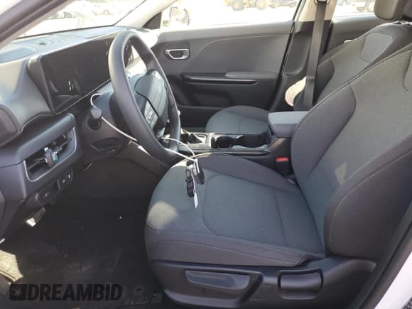 ✅ 2025 Kia K4 LXS • VIN: 3KPFT4DE6SE138733 • Лот: 85523915. Опубликован ранее на Copart с пробегом 1 892 миль. Бесплатный доступ к архиву аукционных продаж из США и подробный отчёт об истории автомобиля на DreamBid. Изображение 7.