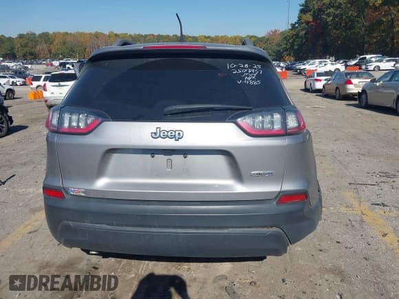 ✅ 2019 Jeep Cherokee Latitude • VIN: 1C4PJLCB0KD344885 • Lot: 43636683. Wystawiony na IAAI z przebiegiem Nie podano. Bezpłatny archiwum sprzedaży aukcyjnych z USA i szczegółowy raport historii pojazdu na DreamBid. Zdjęcie 15.