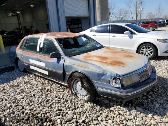 ✅ 1991 Lincoln Continental • VIN: 1LNCM9749MY645019 • Lot: 45177554. Wystawiony na Copart z przebiegiem Nie podano. Bezpłatny archiwum sprzedaży aukcyjnych z USA i szczegółowy raport historii pojazdu na DreamBid. Zdjęcie 4.