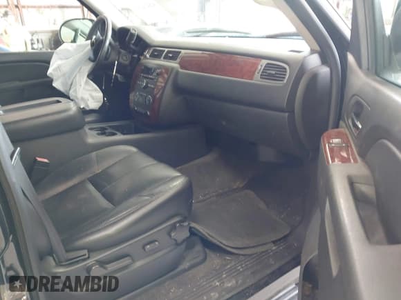 ✅ 2010 Chevrolet Suburban LT • VIN: 1GNUKJE38AR220673 • Lot: 42626250. Listed on IAAI with 239,771 mi. Free auction sales archive from the USA and detailed vehicle history report at DreamBid. Image 5.