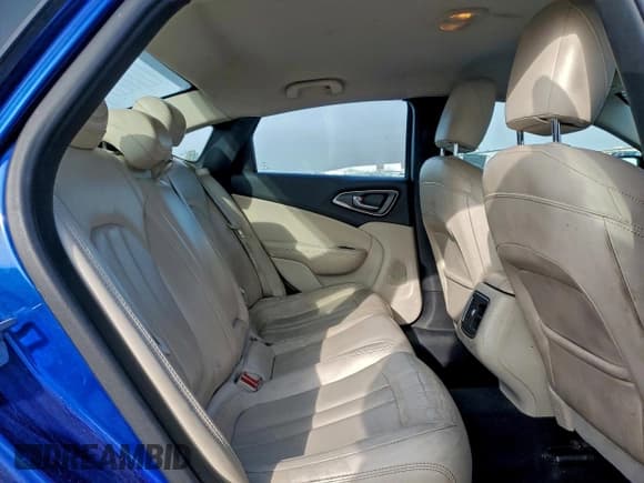 ✅ 2015 Chrysler 200 C • VIN: 1C3CCCCG7FN600450 • Lot: 95571455. Wystawiony na Copart z przebiegiem 91 950 mil. Bezpłatny archiwum sprzedaży aukcyjnych z USA i szczegółowy raport historii pojazdu na DreamBid. Zdjęcie 10.