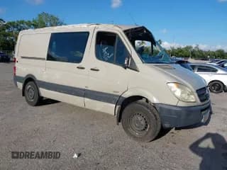 ✅ 2012 Mercedes-Benz Sprinter Cargo • VIN: WD3PE7CC8C5612527 • Lot: 41883456. Wystawiony na IAAI z przebiegiem 224 899 mil. Bezpłatny archiwum sprzedaży aukcyjnych z USA i szczegółowy raport historii pojazdu na DreamBid. Zdjęcie 1.
