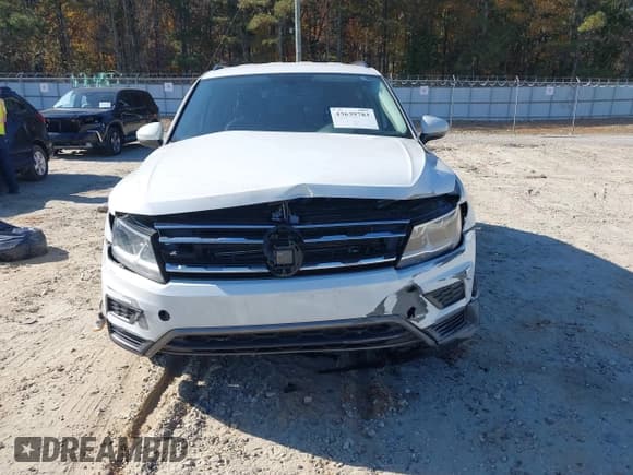 ✅ 2020 Volkswagen Tiguan SE • VIN: 3VV3B7AXXLM124839 • Lot: 43711112. Wystawiony na IAAI z przebiegiem 76 717 mil. Bezpłatny archiwum sprzedaży aukcyjnych z USA i szczegółowy raport historii pojazdu na DreamBid. Zdjęcie 6.