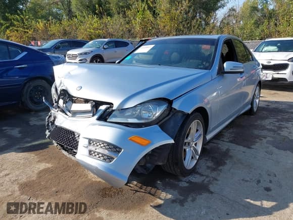 ✅ 2013 Mercedes-Benz C 300 Luxury • VIN: WDDGF8AB8DA818237 • Lot: 43346815. Wystawiony na IAAI z przebiegiem 123 633 mil. Bezpłatny archiwum sprzedaży aukcyjnych z USA i szczegółowy raport historii pojazdu na DreamBid. Zdjęcie 2.