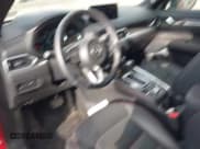 ✅ 2024 Mazda CX-5 Premium • VIN: JM3KFBDY2R0399811 • Lot: 41288881. Wystawiony na IAAI z przebiegiem 4 719 mil. Bezpłatny archiwum sprzedaży aukcyjnych z USA i szczegółowy raport historii pojazdu na DreamBid. Zdjęcie 5.