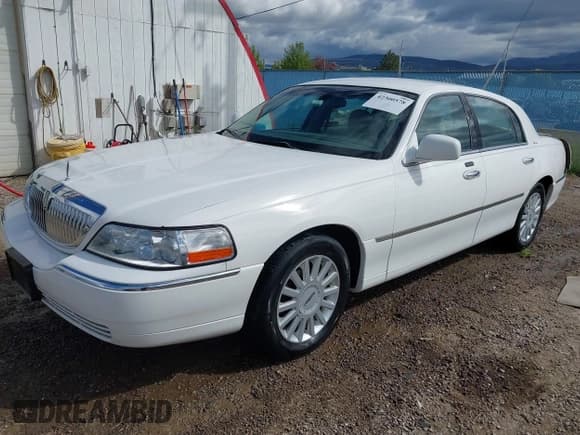 ✅ 2005 Lincoln Town Car Signature • VIN: 1LNHM81W35Y653807 • Lot: 42300578. Listed on IAAI with 120,022 mi. Free auction sales archive from the USA and detailed vehicle history report at DreamBid. Image 2.