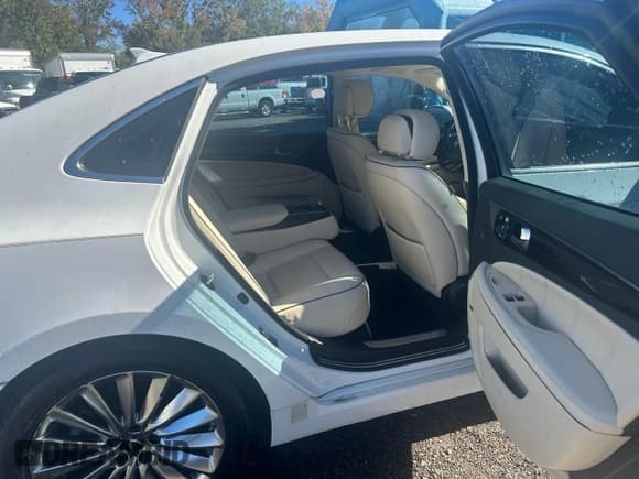 ✅ 2014 Hyundai Equus Signature • VIN: KMHGH4JH6EU077423 • Lot: 89537625. Listed on Copart with 102,434 mi. Free auction sales archive from the USA and detailed vehicle history report at DreamBid. Image 6.