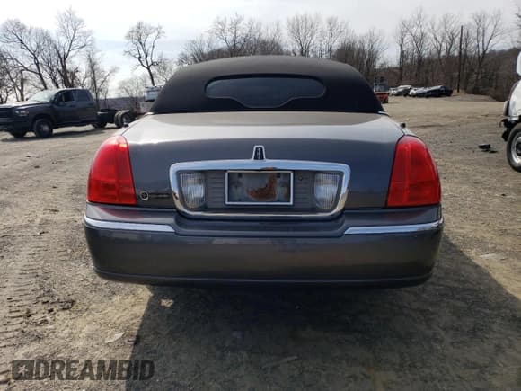 ✅ 2007 Lincoln Town Car Executive • VIN: 1L1FM88W67Y638140 • Lot: 49112625. Wystawiony na Copart z przebiegiem 123 496 mil. Bezpłatny archiwum sprzedaży aukcyjnych z USA i szczegółowy raport historii pojazdu na DreamBid. Zdjęcie 6.