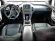 2015 Chevrolet Volt z VIN 1G1RD6E40FU126329, wystawiony jako Copart lot #46565734 z przebiegiem 31 131 mil mil oraz . Historia ofert i sprzedaży dostępna na DreamBid. Obrazek 8.