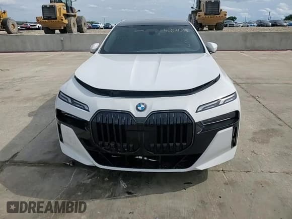 ✅ 2025 BMW 7 Series 740i • VIN: WBA23EH03SCT15620 • Lot: 56041595. Wystawiony na Copart z przebiegiem 3 791 mil. Bezpłatny archiwum sprzedaży aukcyjnych z USA i szczegółowy raport historii pojazdu na DreamBid. Zdjęcie 13.