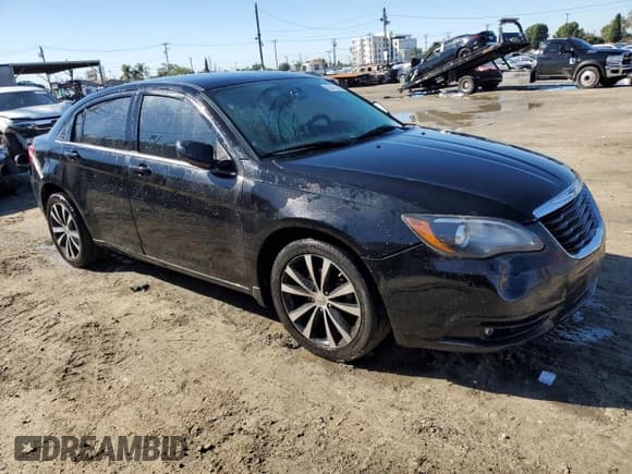 ✅ 2012 Chrysler 200 S • VIN: 1C3CCBHG0CN306810 • Лот: 82471725. Опубликован ранее на Copart с пробегом 131 615 миль. Бесплатный доступ к архиву аукционных продаж из США и подробный отчёт об истории автомобиля на DreamBid. Изображение 4.