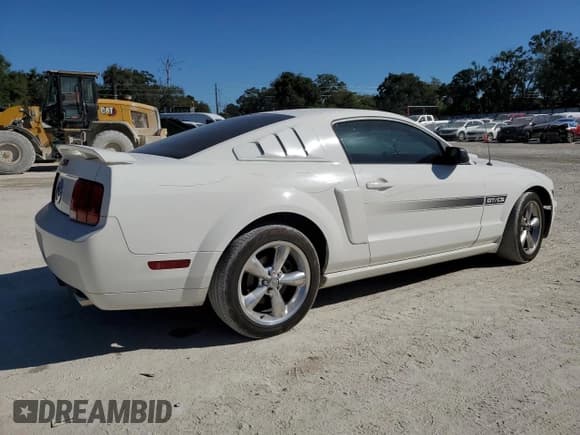 ✅ 2008 Ford Mustang GT Deluxe • VIN: 1ZVHT82H985161325 • Лот: 91248895. Опубликован ранее на Copart с пробегом 140 844 миль. Бесплатный доступ к архиву аукционных продаж из США и подробный отчёт об истории автомобиля на DreamBid. Изображение 3.