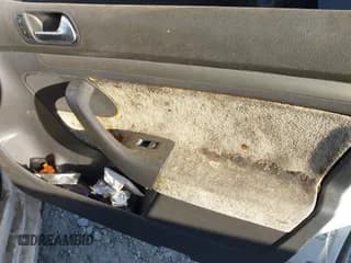 ✅ 2007 Volkswagen Rabbit • VIN: WVWDS71K27W235706 • Lot: 43657975. Wystawiony na IAAI z przebiegiem 170 415 mil. Bezpłatny archiwum sprzedaży aukcyjnych z USA i szczegółowy raport historii pojazdu na DreamBid. Zdjęcie 6.