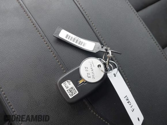 ✅ 2023 Chevrolet Traverse High Country • VIN: 1GNEVNKW7PJ221810 • Lot: 41215676. Wystawiony na IAAI z przebiegiem 26 020 mil. Bezpłatny archiwum sprzedaży aukcyjnych z USA i szczegółowy raport historii pojazdu na DreamBid. Zdjęcie 11.