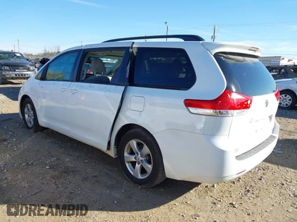 ✅ 2013 Toyota Sienna LE AAS • VIN: 5TDKK3DC0DS352877 • Лот: 43483758. Опубликован ранее на IAAI с пробегом 225 296 миль. Бесплатный доступ к архиву аукционных продаж из США и подробный отчёт об истории автомобиля на DreamBid. Изображение 3.