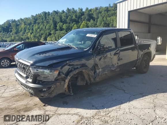 2025 Ram 1500 Rebel z VIN 1C6SRFLP5SN715296, wystawiony jako Copart lot #70108725 z przebiegiem 5 901 mil mil oraz Szkoda całkowita • Salvage title. Historia ofert i sprzedaży dostępna na DreamBid. Obrazek 1.