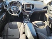 ✅ 2018 Jeep Cherokee Latitude • VIN: 1C4PJLCB9JD540385 • Lot: 90991315. Wystawiony na Copart z przebiegiem 130 580 mil. Bezpłatny archiwum sprzedaży aukcyjnych z USA i szczegółowy raport historii pojazdu na DreamBid. Zdjęcie 8.