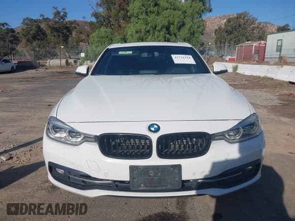 ✅ 2017 BMW 3 Series 330e • VIN: WBA8E1C51HK480497 • Lot: 43731318. Wystawiony na IAAI z przebiegiem 161 240 mil. Bezpłatny archiwum sprzedaży aukcyjnych z USA i szczegółowy raport historii pojazdu na DreamBid. Zdjęcie 6.