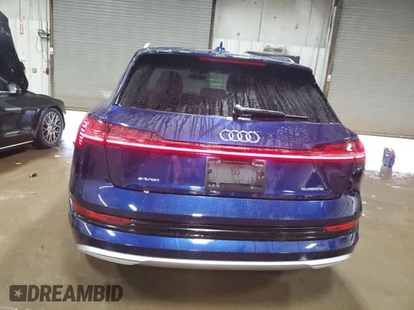 ✅ 2022 Audi e-tron Premium • VIN: WA1AAAGE2NB019647 • Lot: 92085805. Listed on Copart with 41,114 mi. Free auction sales archive from the USA and detailed vehicle history report at DreamBid. Image 6.