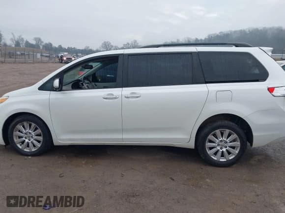 ✅ 2011 Toyota Sienna XLE • VIN: 5TDDK3DC8BS010051 • Lot: 41405424. Listed on IAAI with 293,348 mi. Free auction sales archive from the USA and detailed vehicle history report at DreamBid. Image 14.