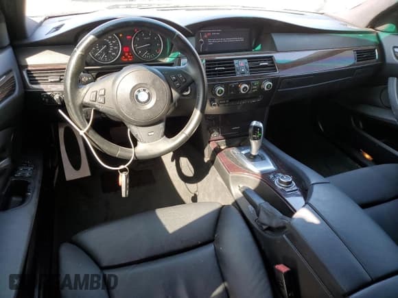 ✅ 2010 BMW 5 Series 550i • VIN: WBANW5C58ACT56136 • Lot: 82199915. Wystawiony na Copart z przebiegiem 116 580 mil. Bezpłatny archiwum sprzedaży aukcyjnych z USA i szczegółowy raport historii pojazdu na DreamBid. Zdjęcie 8.