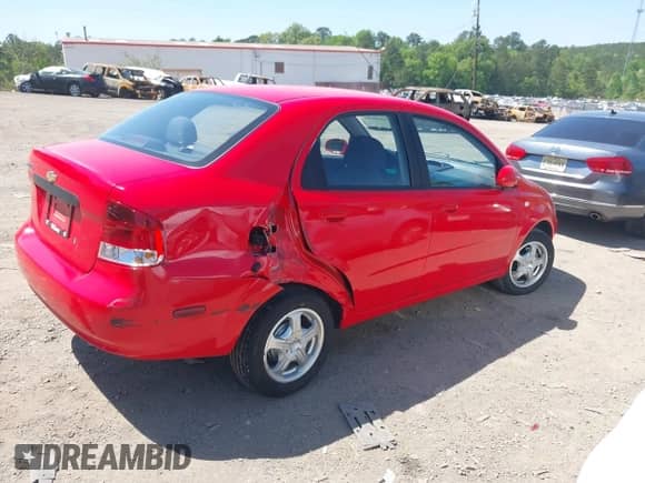 2006 Chevrolet Aveo LS z VIN KL1TD56656B632703, wystawiony jako IAAI lot #42045692 z przebiegiem 62 333 mil mil oraz . Historia ofert i sprzedaży dostępna na DreamBid. Obrazek 6.