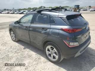 2022 Hyundai Kona SEL z VIN KM8K32AB1NU914152, wystawiony jako Copart lot #59475723 z przebiegiem 1 285 mil mil oraz . Historia ofert i sprzedaży dostępna na DreamBid. Obrazek 2.