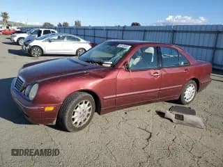 ✅ 2000 Mercedes-Benz E 320 • VIN: WDBJF65J7YA984405 • Лот: 49168555. Опубликован ранее на Copart с пробегом 141 477 миль. Бесплатный доступ к архиву аукционных продаж из США и подробный отчёт об истории автомобиля на DreamBid. Изображение 1.