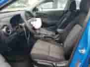 ✅ 2019 Hyundai Kona SE • VIN: KM8K1CAA9KU279115 • Lot: 65712513. Wystawiony na Copart z przebiegiem 62 327 mil mil. Skorzystaj z bezpłatnego archiwum sprzedaży aukcyjnych z USA i zobacz szczegółowy raport historii pojazdu na DreamBid. Zdjęcie 7.