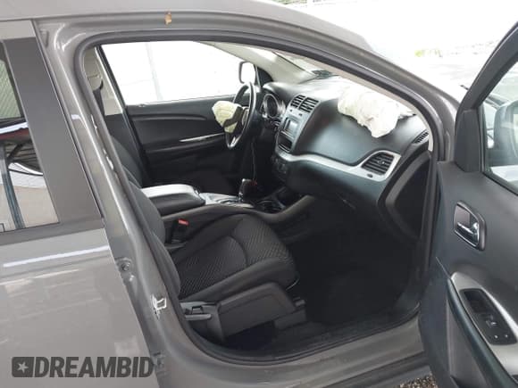 ✅ 2019 Dodge Journey SE • VIN: 3C4PDCBBXKT870959 • Lot: 42734006. Wystawiony na IAAI z przebiegiem 38 177 mil. Bezpłatny archiwum sprzedaży aukcyjnych z USA i szczegółowy raport historii pojazdu na DreamBid. Zdjęcie 5.