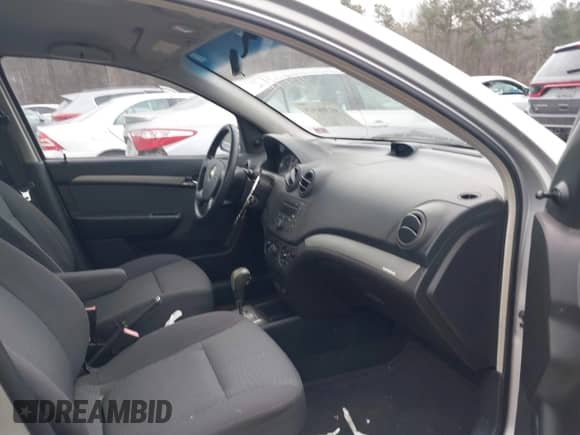 2008 Chevrolet Aveo LS z VIN KL1TD566X8B151512, wystawiony jako IAAI lot #41364928 z przebiegiem 67 477 mil mil oraz . Historia ofert i sprzedaży dostępna na DreamBid. Obrazek 5.