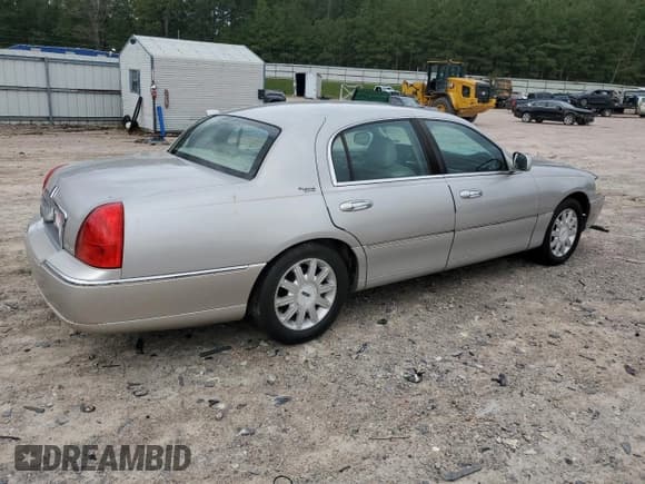 ✅ 2006 Lincoln Town Car Signature Limited • VIN: 1LNHM82W86Y646139 • Lot: 81971905. Listed on Copart with Not provided. Free auction sales archive from the USA and detailed vehicle history report at DreamBid. Image 3.