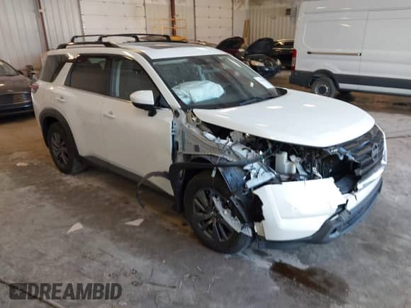 2022 Nissan Pathfinder SV z VIN 5N1DR3BD7NC234940, wystawiony jako IAAI lot #42806846 z przebiegiem 119 082 mil mil oraz . Historia ofert i sprzedaży dostępna na DreamBid. Obrazek 1.