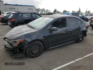 ✅ 2022 Toyota Corolla LE • VIN: JTDEPMAE8NJ218319 • Лот: 93719015. Опубликован ранее на Copart с пробегом 27 000 миль. Бесплатный доступ к архиву аукционных продаж из США и подробный отчёт об истории автомобиля на DreamBid. Изображение 1.