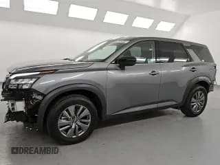 ✅ 2025 Nissan Pathfinder S • VIN: 5N1DR3AA1SC229364 • Lot: 84202645. Wystawiony na Copart z przebiegiem 15 697 mil. Bezpłatny archiwum sprzedaży aukcyjnych z USA i szczegółowy raport historii pojazdu na DreamBid. Zdjęcie 1.