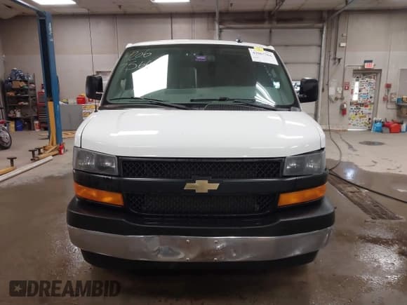 ✅ 2020 Chevrolet Express Cargo • VIN: 1GCWGAFP5L1266659 • Lot: 42067566. Wystawiony na IAAI z przebiegiem 122 413 mil. Bezpłatny archiwum sprzedaży aukcyjnych z USA i szczegółowy raport historii pojazdu na DreamBid. Zdjęcie 12.
