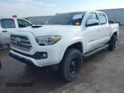 ✅ 2016 Toyota Tacoma SR5 • VIN: 3TMAZ5CN4GM010598 • Lot: 43432512. Wystawiony na IAAI z przebiegiem 89 858 mil. Bezpłatny archiwum sprzedaży aukcyjnych z USA i szczegółowy raport historii pojazdu na DreamBid. Zdjęcie 18.