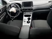 ✅ 2022 Hyundai Kona SEL • VIN: KM8K33AGXNU156152 • Лот: 81373253. Опубликован ранее на Copart с пробегом Не указан. Бесплатный доступ к архиву аукционных продаж из США и подробный отчёт об истории автомобиля на DreamBid. Изображение 8.