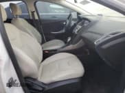 ✅ 2016 Ford Focus Titanium • VIN: 1FADP3N29GL321266 • Lot: 87236735. Wystawiony na Copart z przebiegiem 45 481 mil. Bezpłatny archiwum sprzedaży aukcyjnych z USA i szczegółowy raport historii pojazdu na DreamBid. Zdjęcie 7.