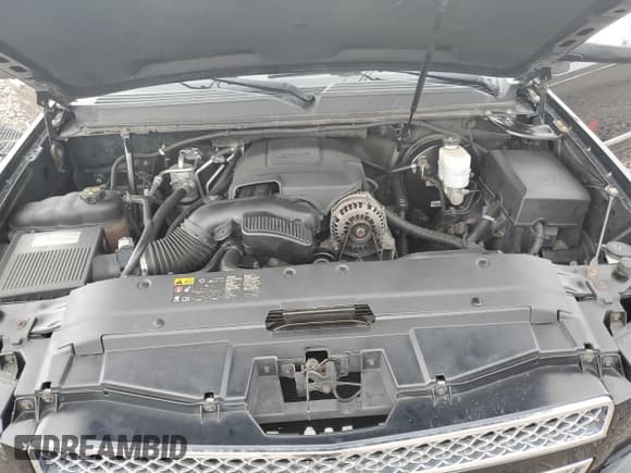 ✅ 2011 Chevrolet Suburban LTZ • VIN: 1GNSKKE39BR298779 • Lot: 74700894. Wystawiony na Copart z przebiegiem 150 101 mil. Bezpłatny archiwum sprzedaży aukcyjnych z USA i szczegółowy raport historii pojazdu na DreamBid. Zdjęcie 14.