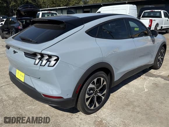 ✅ 2024 Ford Mustang Mach-E Select • VIN: 3FMTK1R4XRMA10527 • Лот: 87438025. Опубликован ранее на Copart с пробегом 2 675 миль. Бесплатный доступ к архиву аукционных продаж из США и подробный отчёт об истории автомобиля на DreamBid. Изображение 4.