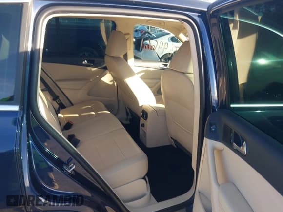 ✅ 2013 Volkswagen Tiguan S • VIN: WVGBV3AX4DW580441 • Lot: 43699661. Wystawiony na IAAI z przebiegiem 155 656 mil. Bezpłatny archiwum sprzedaży aukcyjnych z USA i szczegółowy raport historii pojazdu na DreamBid. Zdjęcie 8.